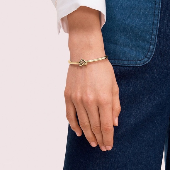 KATE SPADE • Gold Loves Me Knot Bangle Bracelet - Picture 2 of 7